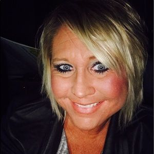 Meet your Posher, Lorie